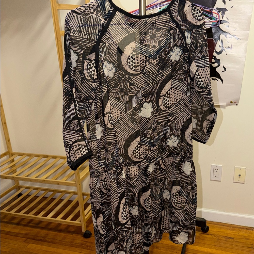 Chic Sheer Patterned Dress - Picture 3 of 3